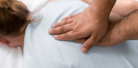 Jakie są najczęstsze przyczyny bólu kręgosłupa i jak je leczyć?