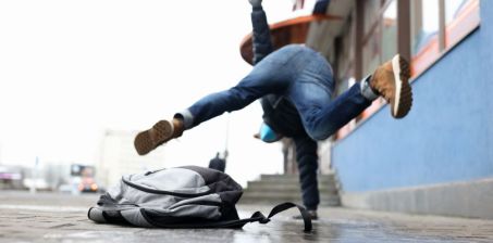 Stłuczenie czy złamanie? Jak rozpoznać uraz po upadku na lodzie?